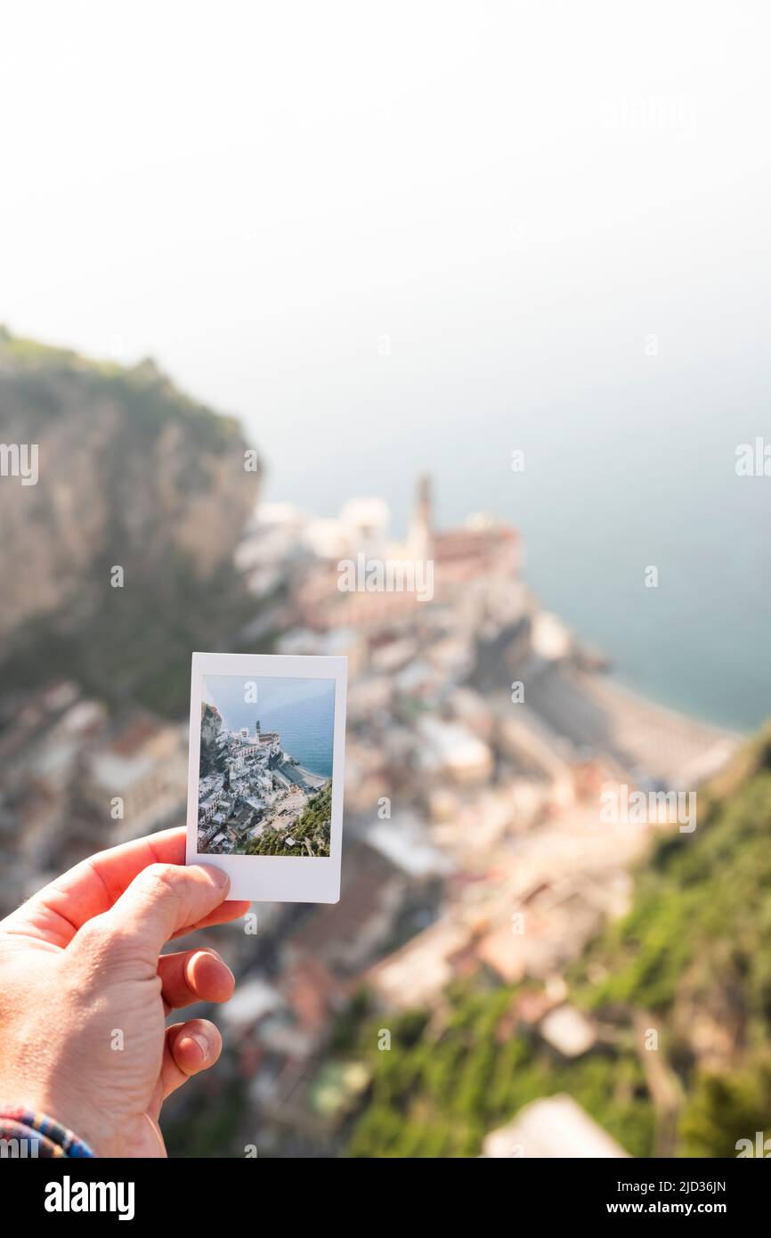Vista mozzafiato del villaggio di Atrani visto attraverso un film istantaneo. Atrani è una città della Costiera Amalfitana in provincia di Salerno Foto Stock