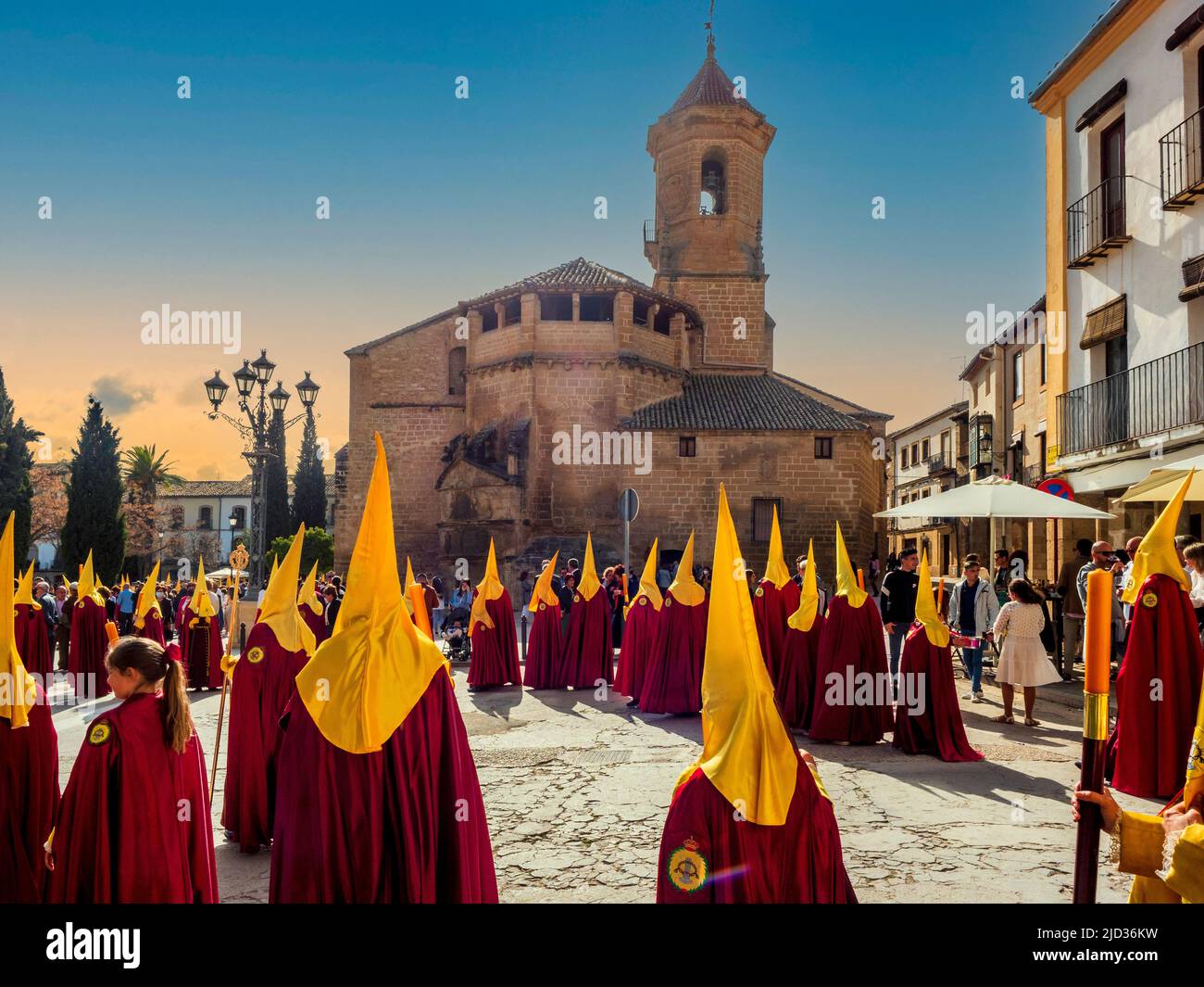 Cofrades di fronte alla loro chiesa durante la settimana Santa a Úbeda Foto Stock