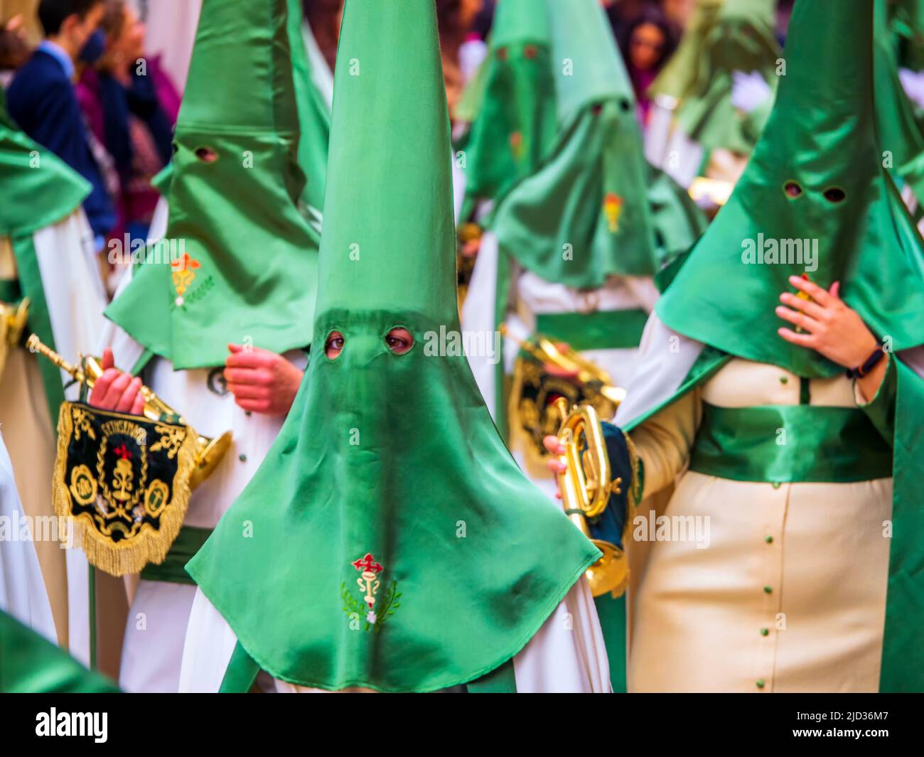 Cofrades nei loro costumi tradizionali con caprirote, sfilando per le strade di Úbeda durante la settimana Santa. Foto Stock