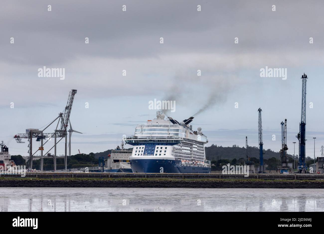 Ringaskiddy, Cork, Irlanda. 17th giugno 2022. Dopo un breve viaggio ad Amsterdam, la nave da crociera Celebrity Apex parte dal molo d'acqua profonda a Ringaskiddy, Co. Cork. - Credit; David Creedon / Alamy Live News Foto Stock