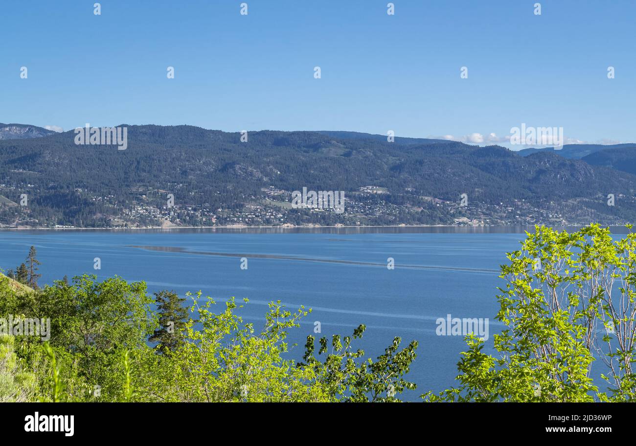 Vista del Lago di Okanagan Peachland British Columbia Canada vicino a Kelowna. Splendido paesaggio estivo sul lago Okanagan. Foto di viaggio, nessuno, spazio copia fo Foto Stock