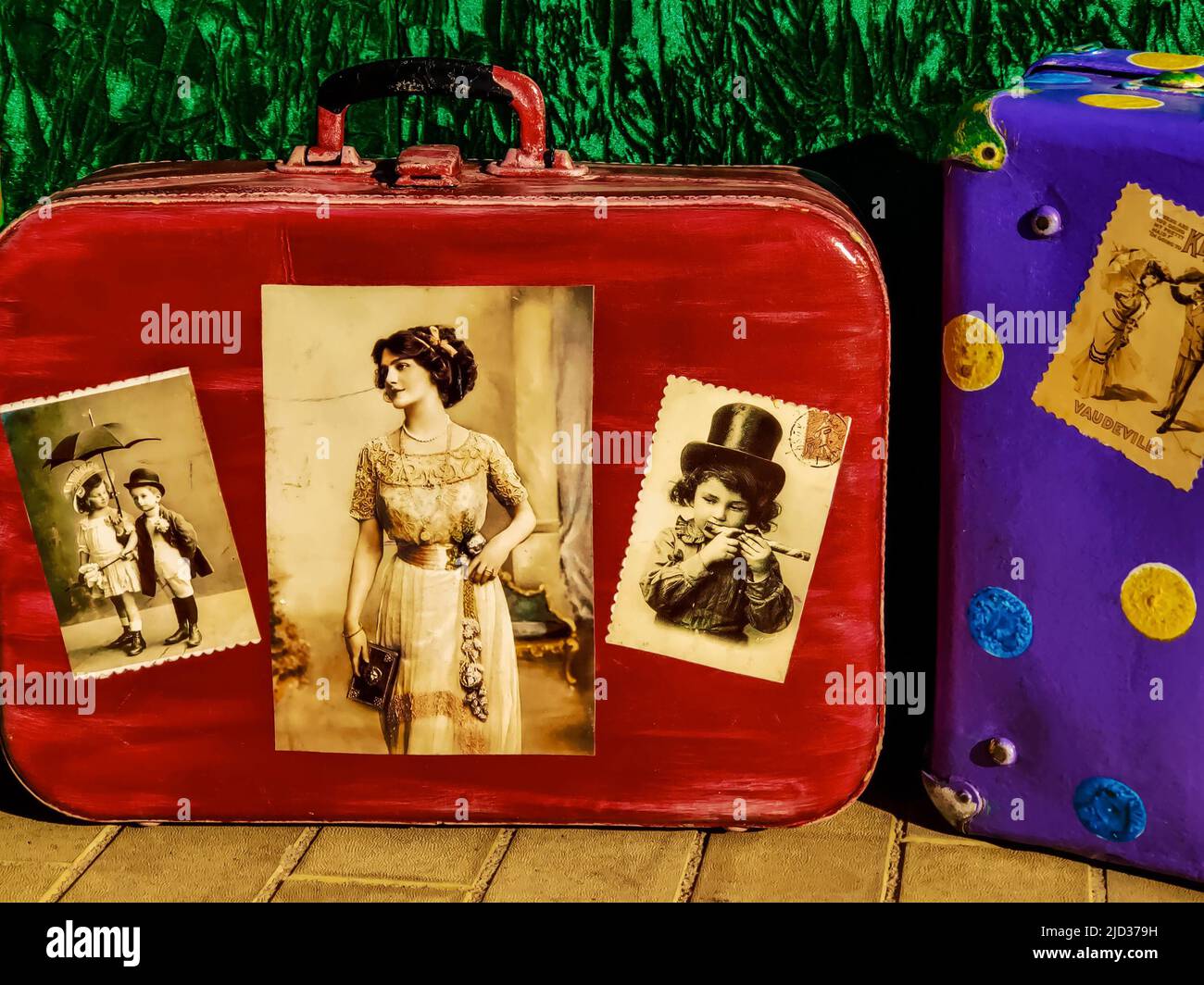 Due valige vintage in pelle con adesivi di vecchie fotografie e cartoline affiancate. Primo piano. Spazio di copia. Messa a fuoco selettiva. Chisinau, Mo Foto Stock