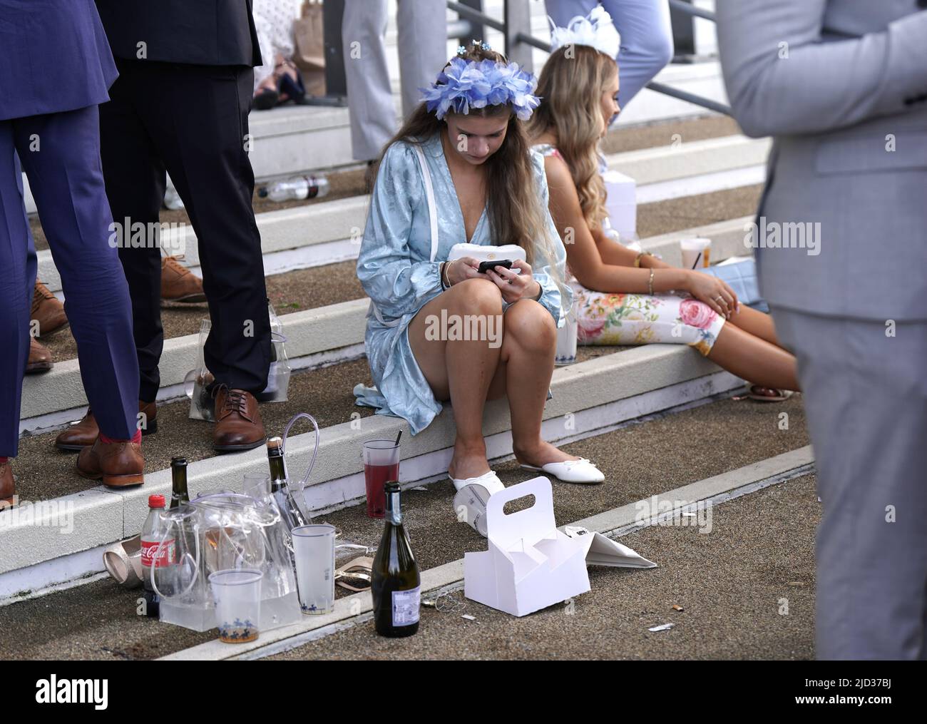 Racegoers durante il quarto giorno di Ascot reale all'ippodromo di Ascot. Data foto: Venerdì 17 giugno 2022. Foto Stock