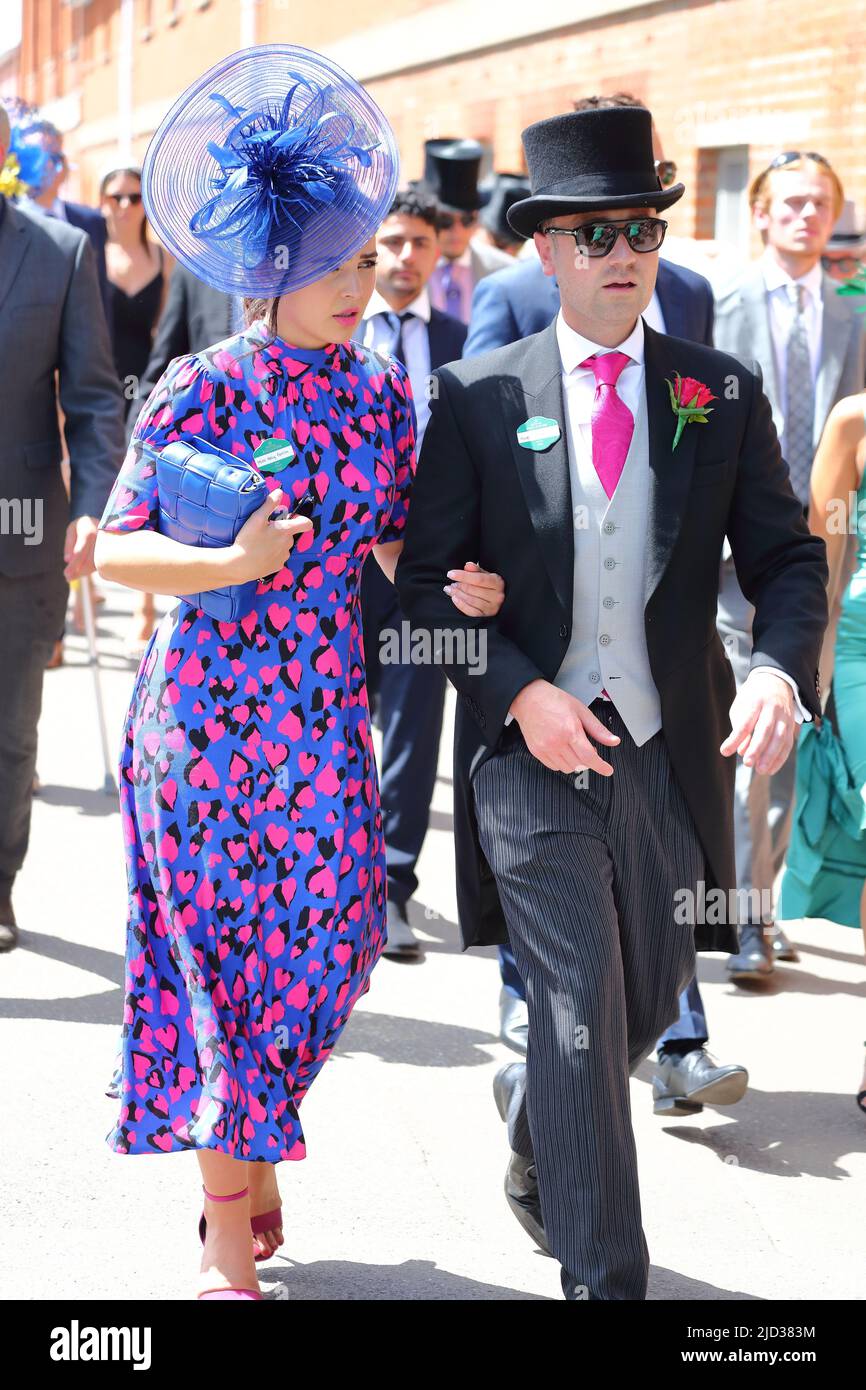 Ascot, Regno Unito. 17th giugno 2022. Le donne coscienti della moda sono vestite per l'occasione e mostrano le ultime creazioni in raffineria. Credit: Uwe Deffner/Alamy Live News Foto Stock