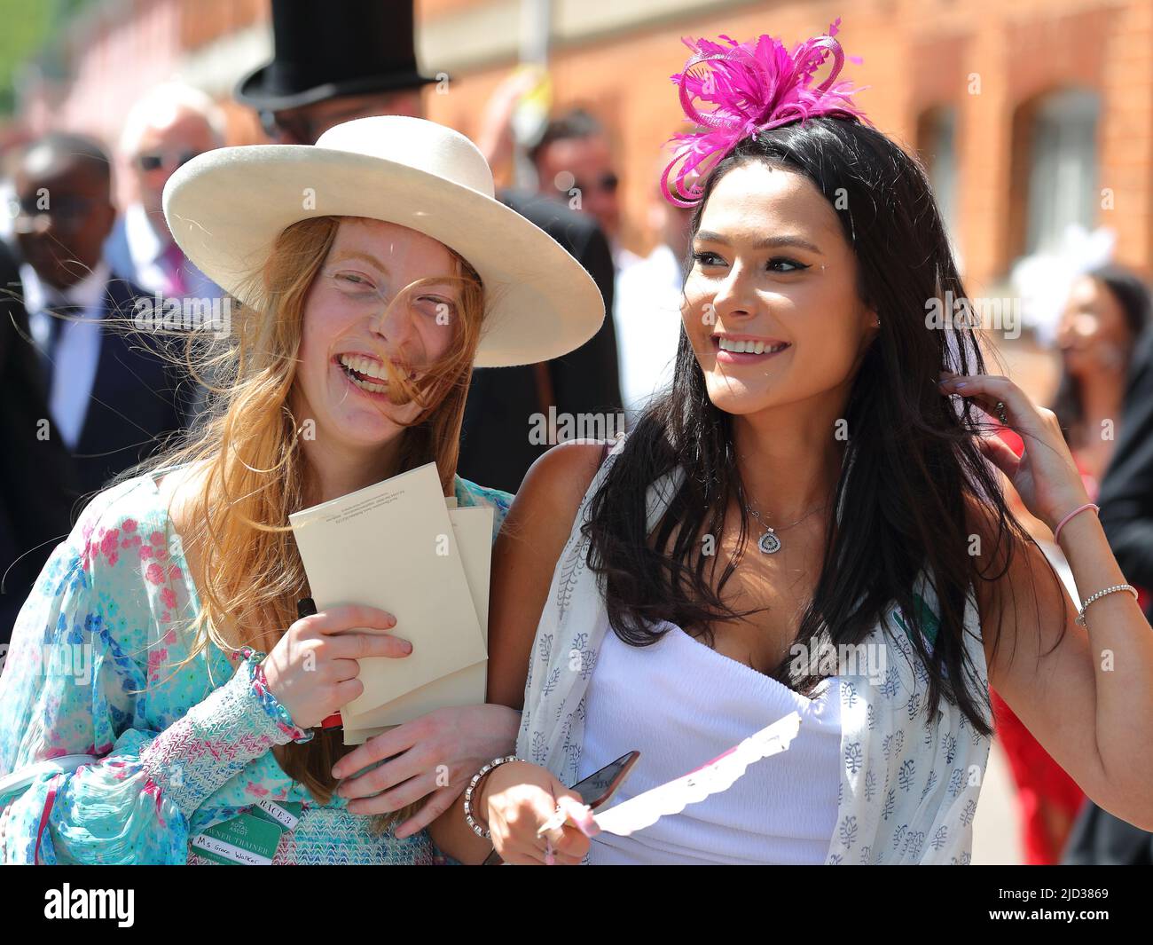 Ascot, Regno Unito. 17th giugno 2022. Le donne coscienti della moda sono vestite per l'occasione e mostrano le ultime creazioni in raffineria. Credit: Uwe Deffner/Alamy Live News Foto Stock