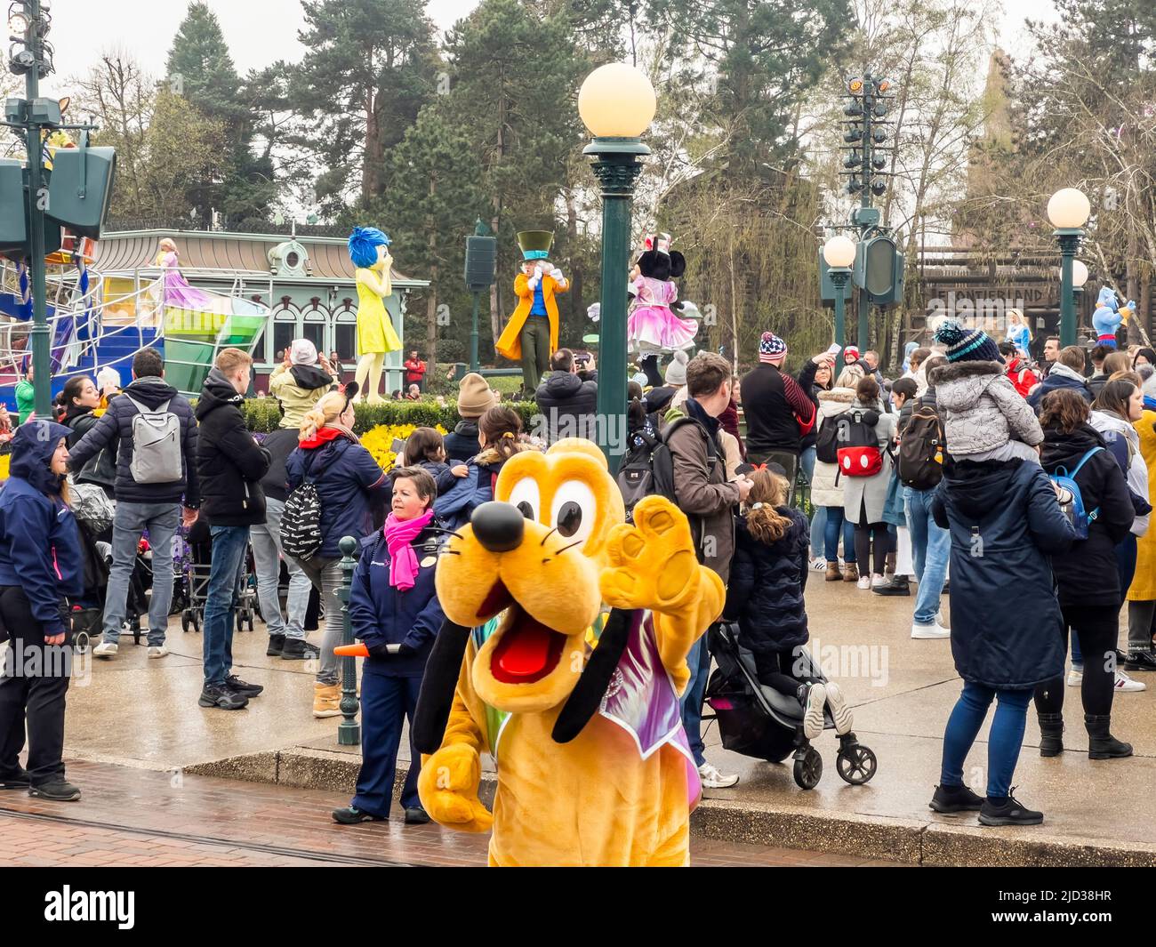 Parigi, Francia - 04/05/2022: Sfilata di personaggi famosi di Disney a Disneyland Paris. Goofy sorridente alla fotocamera. Foto Stock