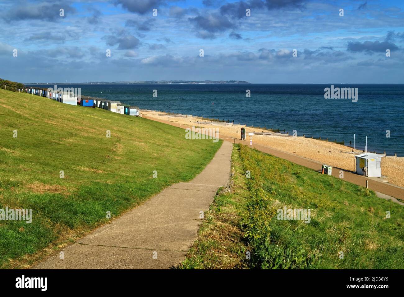 UK, Kent, Tankerton pendii sentiero per la spiaggia e il mare Foto Stock
