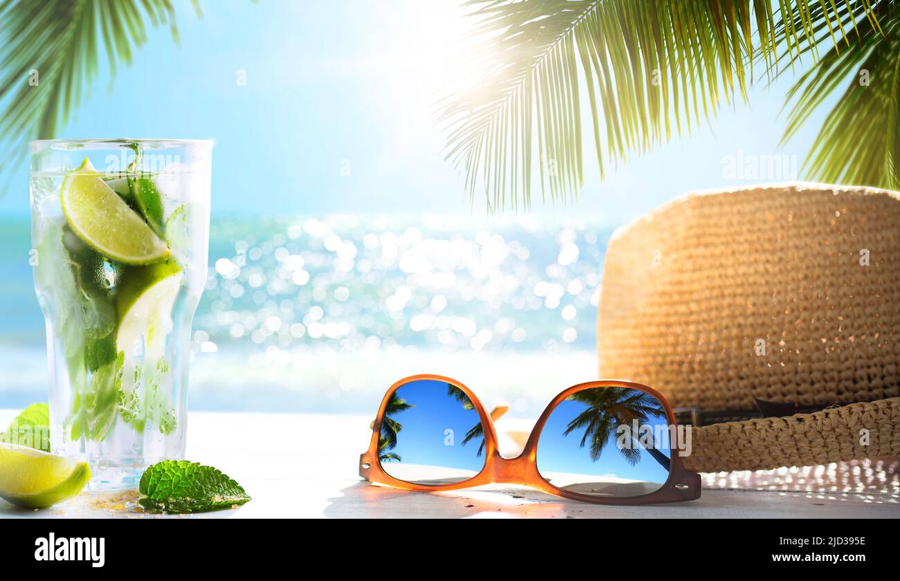 Cocktail mojito a lungo drink; bar estivo con drink sulla spiaggia tropicale soleggiata; Foto Stock