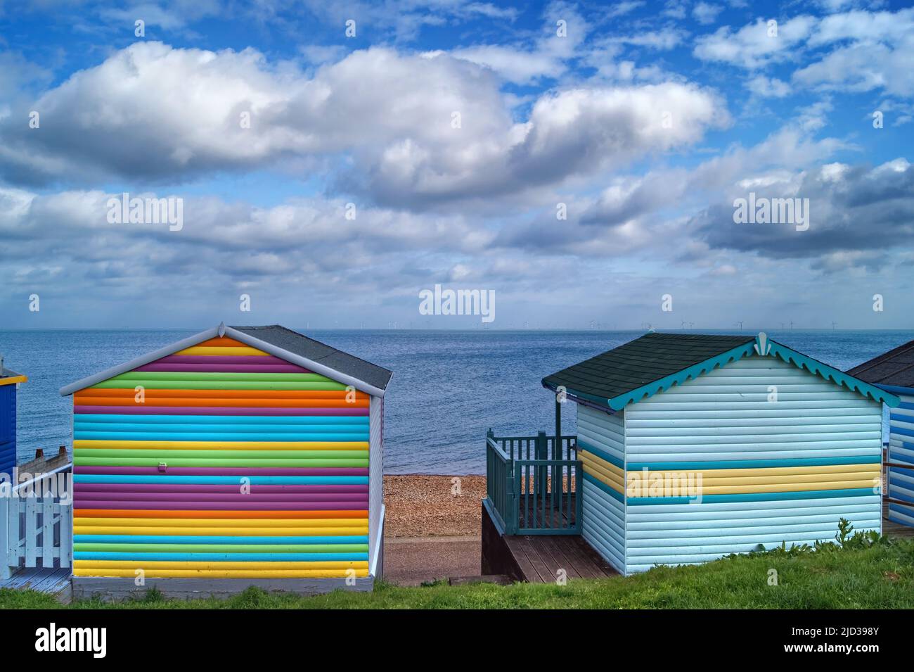 Regno Unito, Kent, Tankerton pendii Beach Huts che si affaccia sulla spiaggia e sul mare Foto Stock