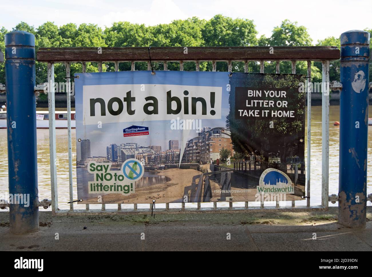 wandsworth consiglio anti-littering banner accanto al fiume tamigi a putney, londra, inghilterra Foto Stock