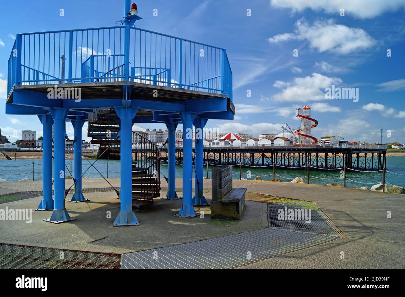 Regno Unito, Kent, Herne Bay, Neptunes Arm Lookout e Herne Bay Pier Foto Stock