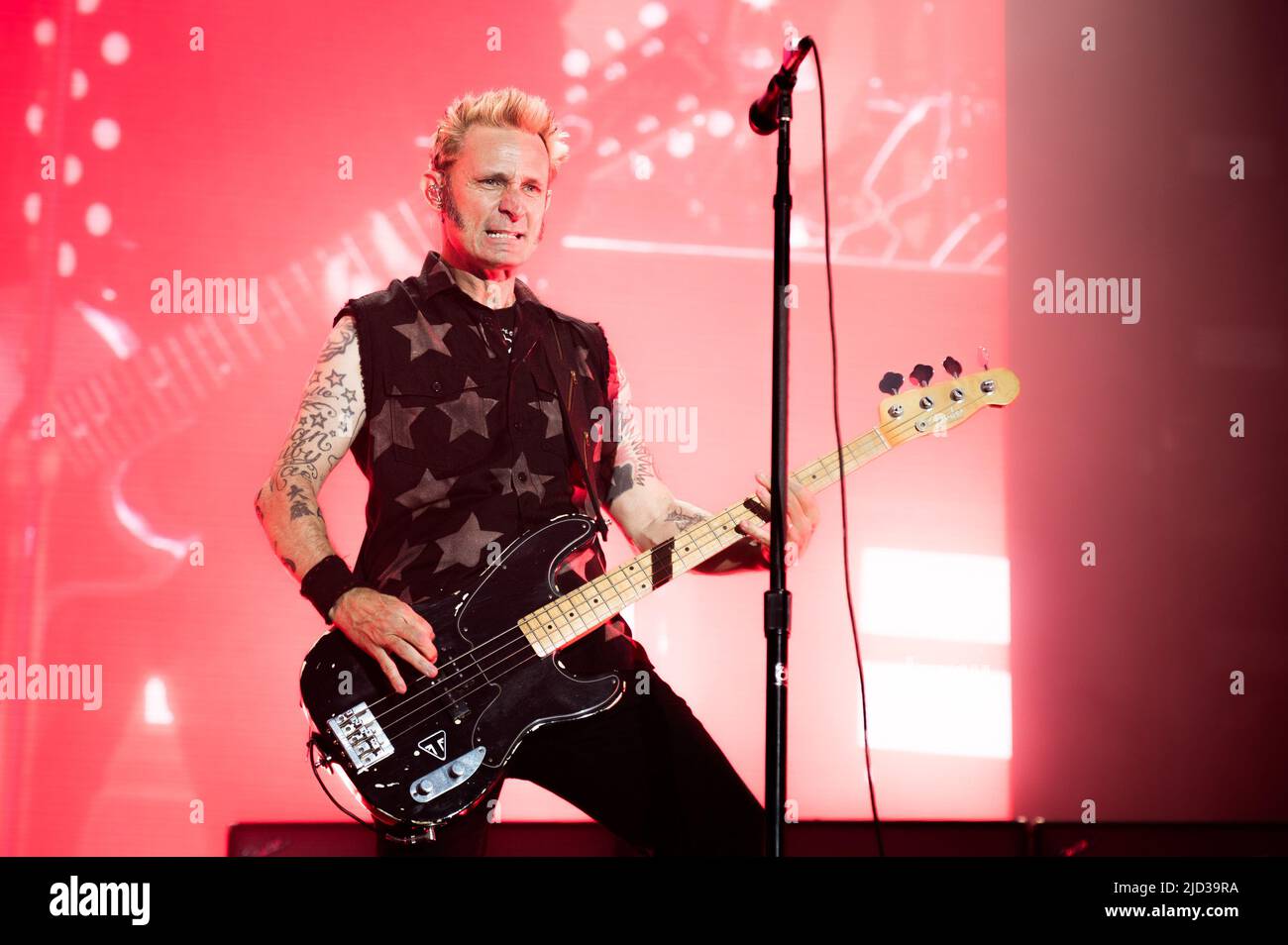 ITALIA, MILANO, 15th 2022 GIUGNO: Mike Dirnt, bassista della punk rock band americana, preforme DEL GREEN DAY live sul palco dell'Ippodromo SNAI la Maura durante il 'i-Days Festival 2022' Foto Stock