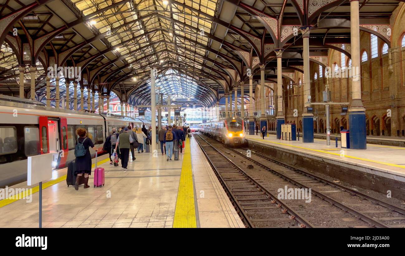 Treno Stansted Express in arrivo a London Liverpool Street - LONDON, UK - 9 GIUGNO 2022 Foto Stock