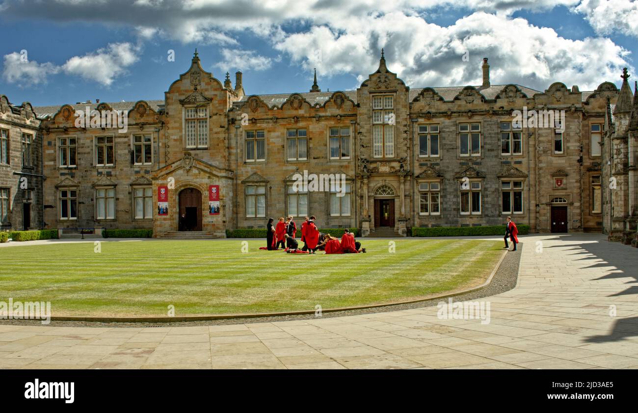 ST ANDREWS UNIVERSITY SCOZIA GIORNO DI LAUREA ST SALVATORS QUAD E IL CORO DELLA CAPPELLA IN ABITI ROSSI Foto Stock