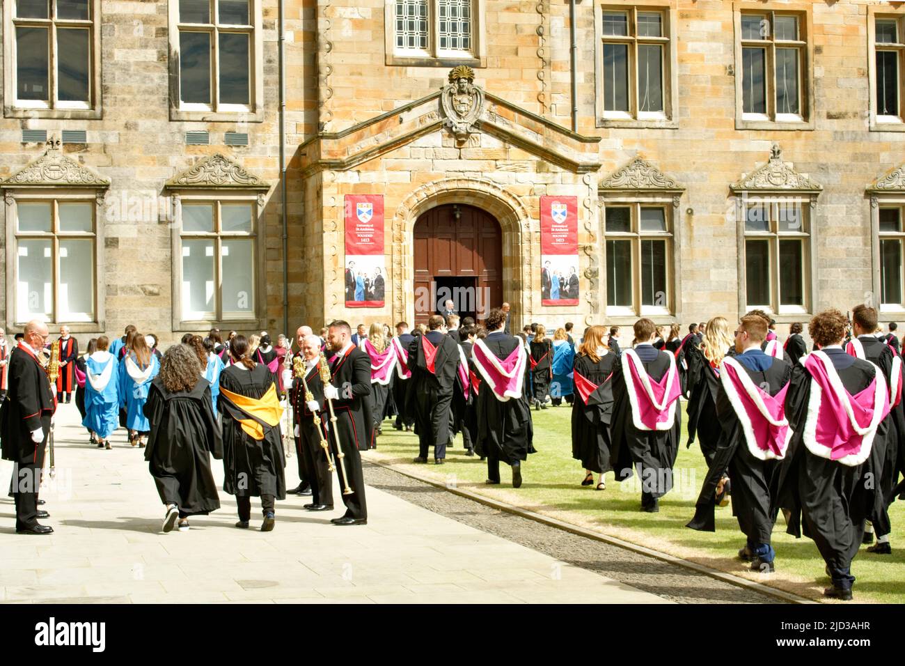 ST ANDREWS UNIVERSITY SCOTLAND GIORNO DI LAUREA ST SALVATORS QUAD PRINCIPALI PORTACOLORI E PROCESSIONE DI LAUREATI Foto Stock