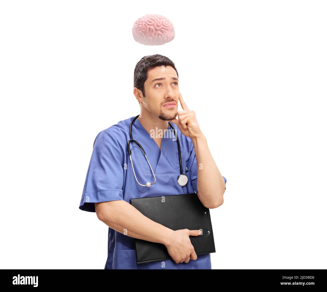 Giovane medico che tiene un clipboard e pensa con il cervello sopra la sua testa isolato su sfondo bianco Foto Stock