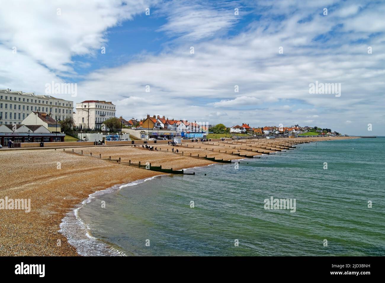 Regno Unito, Kent, Vista Ovest dal Molo di Herne Bay lungo la Spiaggia e la Promenade Foto Stock