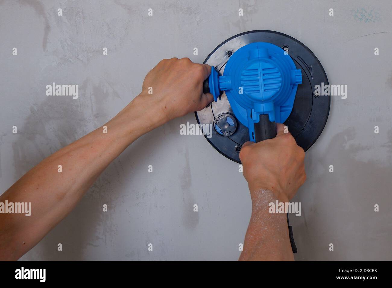 costruttori macinano le pareti con un macinacaffè. costruzione works. rinnovo dei locali, Foto Stock