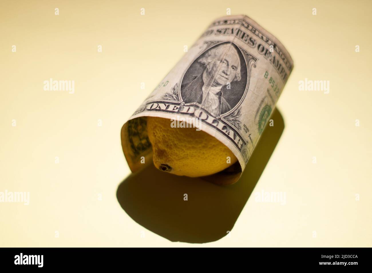Dollar Bill e' avvolto sul limone Foto Stock