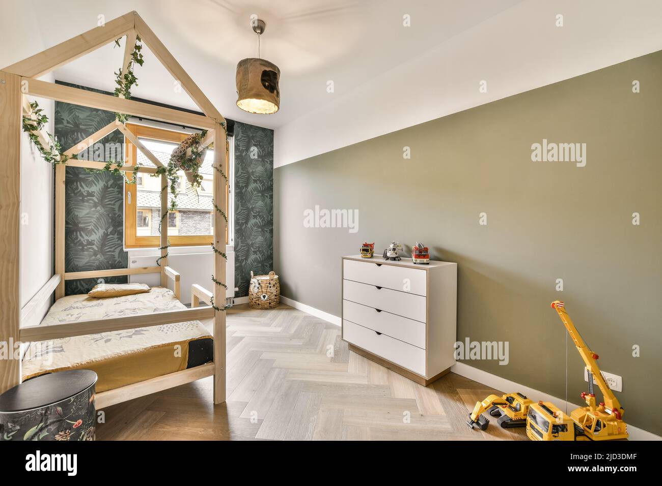 Ampia e luminosa mansarda per il lavoro e il relax, con una splendida vista dalla finestra Foto Stock