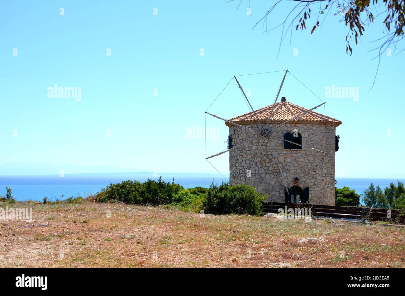 Vecchio mulino a vento a 'Capo Skinari' sull'isola di Zante, grecia con il Mar ionio sullo sfondo Foto Stock