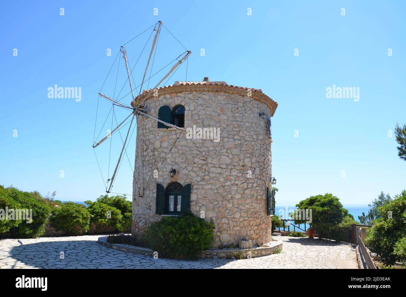 Vecchio mulino a vento a 'Capo Skinari' sull'isola di Zante, grecia con il Mar ionio sullo sfondo Foto Stock