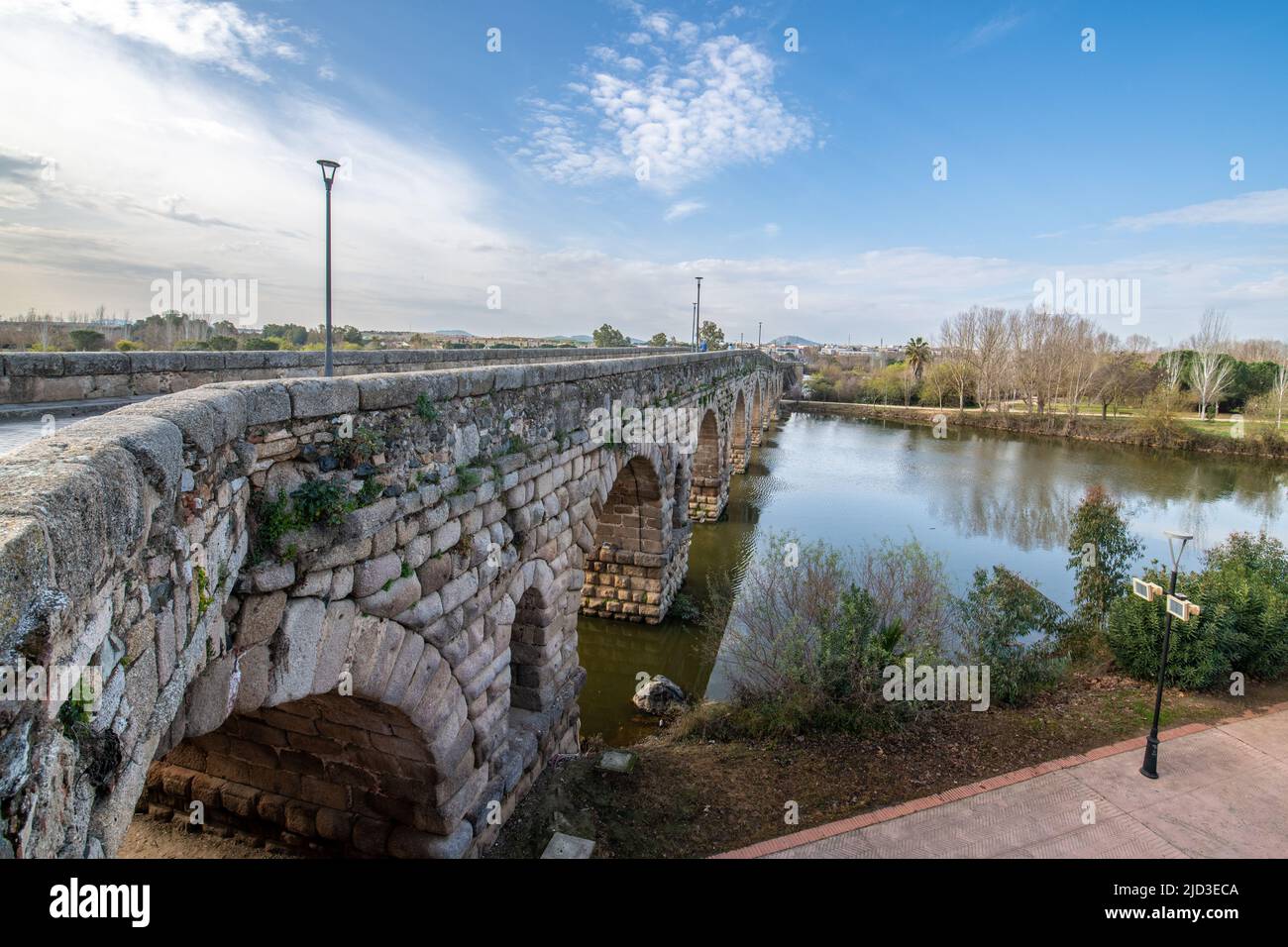 Puente Romano si estende sul fiume Guadiana, Merida, Spagna Foto Stock