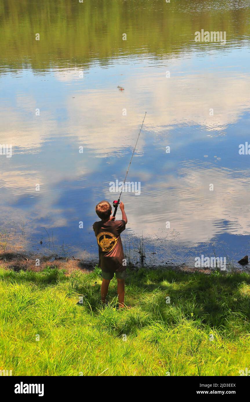 Lakes at Glade Springs Resort in West Virginia offrono alle famiglie numerose opportunità per catturare il bluegill e il largemouth bass. I bambini vogliono solo divertirsi! Foto Stock