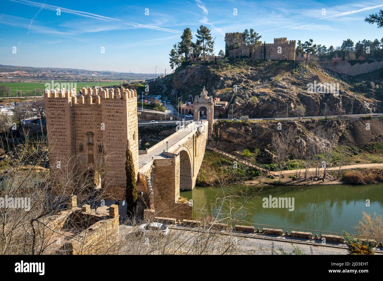 Puente de Alcantara che si estende sul fiume Tago a Toledo, Spagna Foto Stock