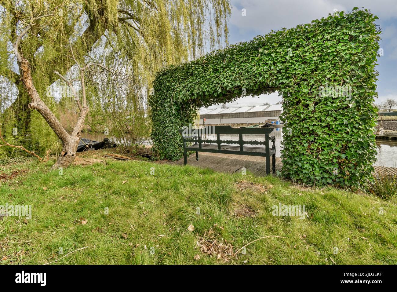 Ampio cortile interno con una serra moderna e un paesaggio elegante Foto Stock