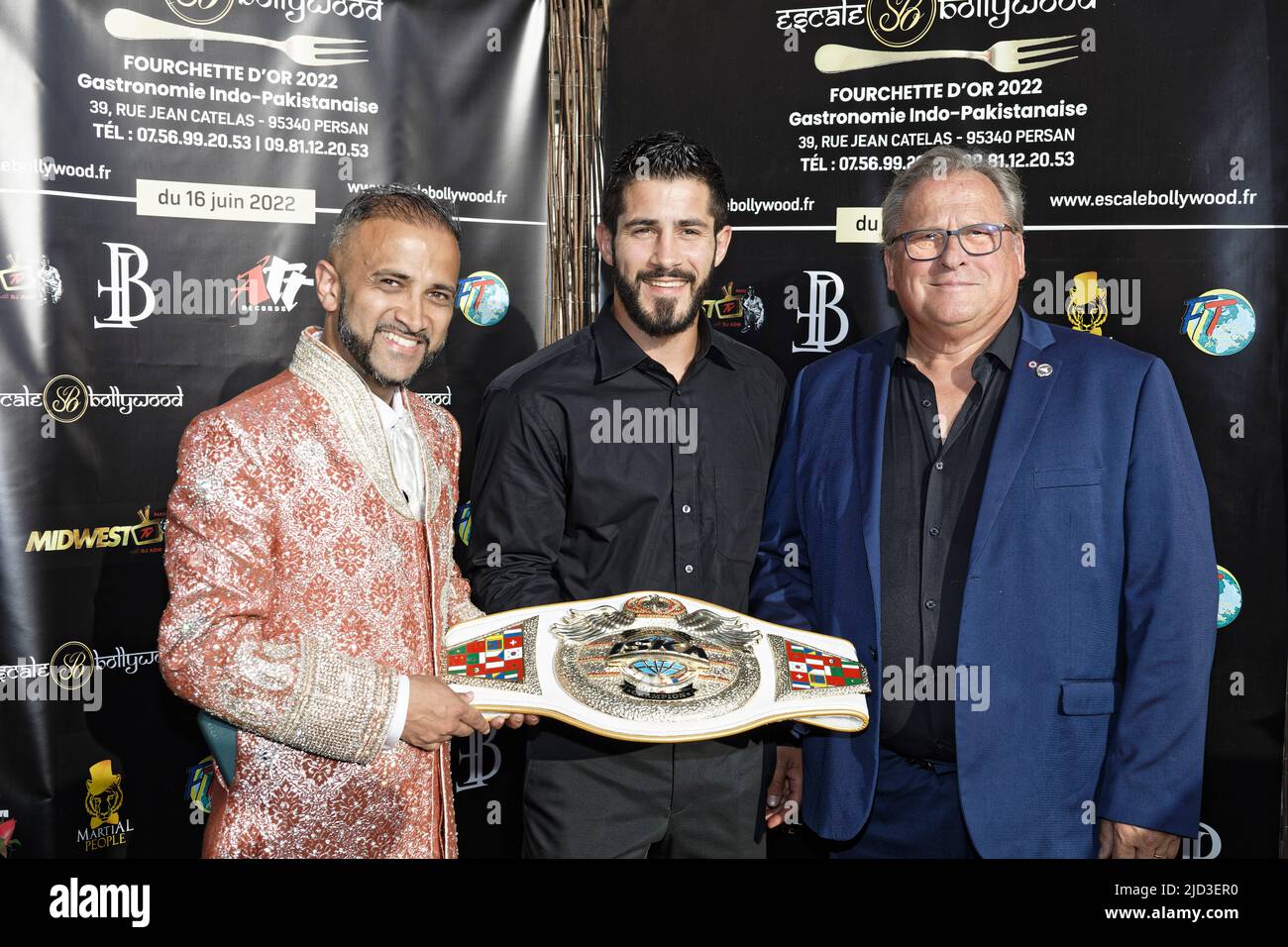 Persan, Francia. 16th giugno 2022. Hazifa Abdulhaq, Edouard Bernardou e Alain Kasse partecipano alla cerimonia di premiazione Fourchette d'Or a Escale Bollywood. Foto Stock