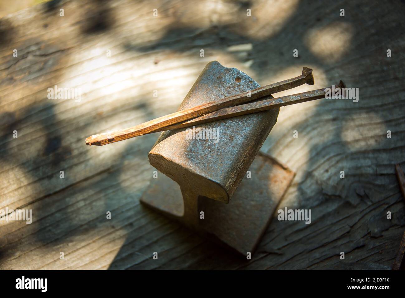 Originale vecchia annata ferro arrugginito vittoriano chiodi fatti a mano utilizzati nella costruzione. Foto Stock