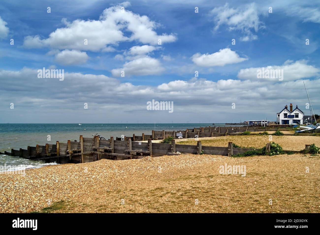 Regno Unito, Kent, Whitstable, Old Neptune Pub and Beach Foto Stock