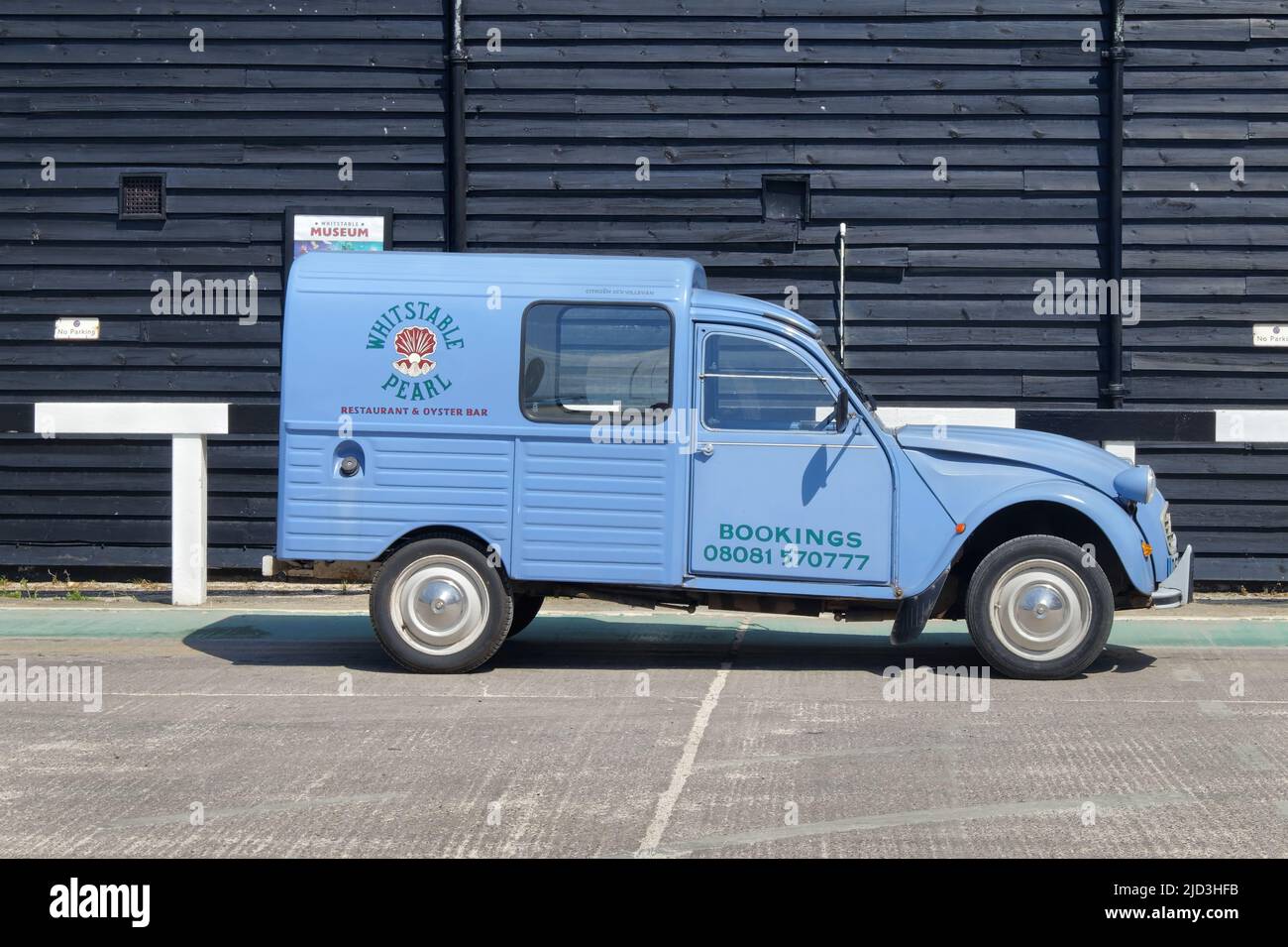 Regno Unito, Kent, Whitstable Harbour, Whitstable Pearl Van di fronte al Whitstable Museum. Foto Stock