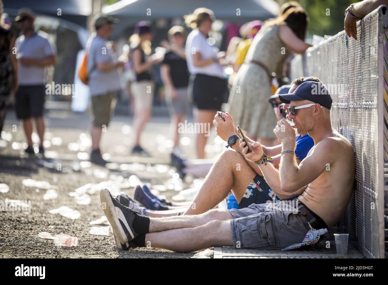 Landgraaf, Belgio. 17th giugno 2022. 2022-06-17 19:18:48 LANDGRAAF - Festival-goers durante il primo giorno del festival di musica Pinkpop. ANP MARCEL VAN HOORN netherlands out - belgium out Credit: ANP/Alamy Live News Foto Stock