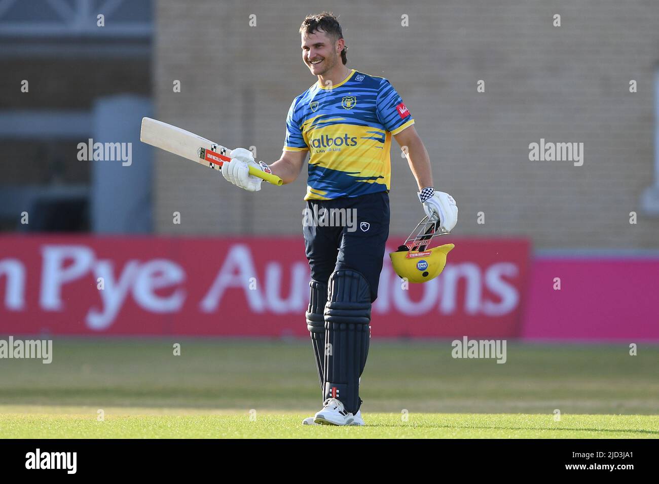 NOTTINGHAM, REGNO UNITO. GIUGNO 17th Sam Hain of Birmingham Bears festeggia dopo aver segnato il suo primo T20 secolo durante la partita di Blast Vitality T20 tra Nottinghamshire e Birmingham Bears a Trent Bridge, Nottingham Venerdì 17th Giugno 2022. (Credit: Jon Hobley | MI News) Credit: MI News & Sport /Alamy Live News Foto Stock