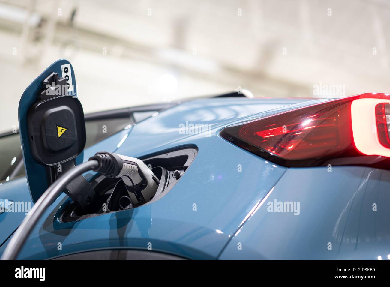 L'alimentazione elettrica deve essere collegata al veicolo elettrico per la carica della batteria. . Carburante EV tappo in auto ibrida. Foto Stock