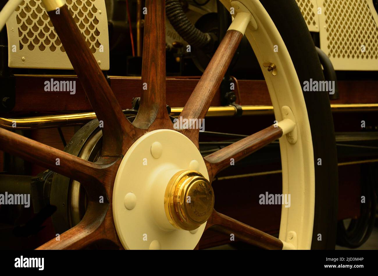 Vista ravvicinata di un'antica ruota di una Porsche classica in un museo Foto Stock