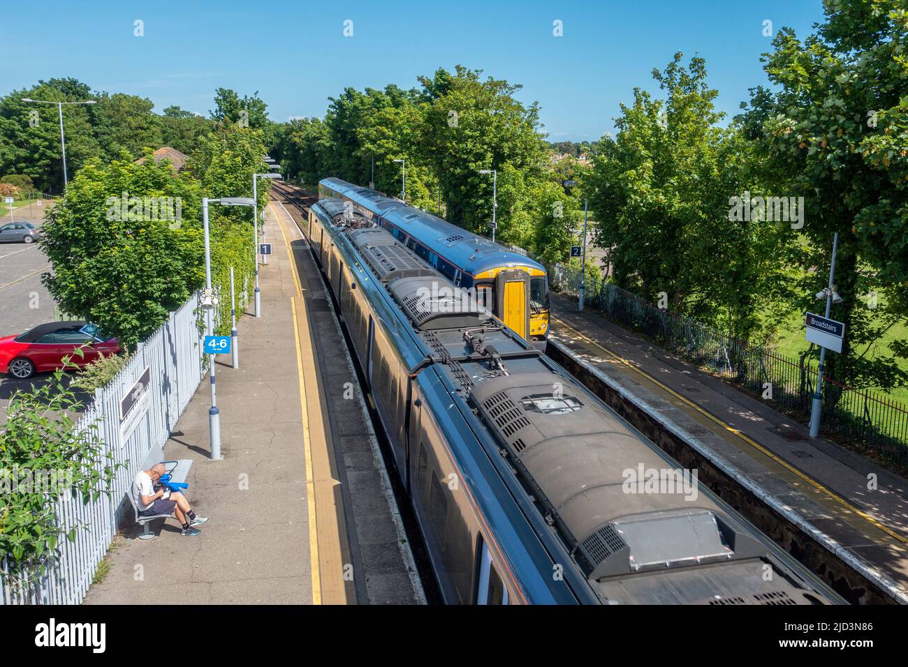 Javelin ad alta velocità e 375310 passando alla stazione di Broadstairs, Kent Foto Stock