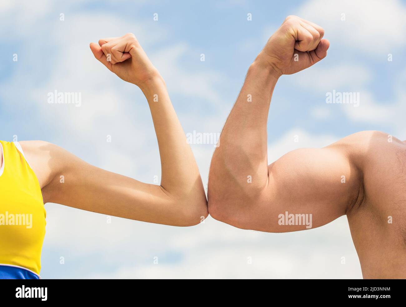 Concetto di rivalità. Mano, uomo braccio pugno primo piano. Rivalità, vs, sfida, confronto di forza. Uomo e donna sportivi. Braccio muscolare vs mano debole. Contro, lotta Foto Stock