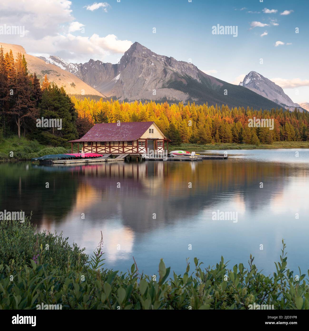 Lago Maligne al tramonto nel Jasper National Park, Alberta, Canada. Foto Stock