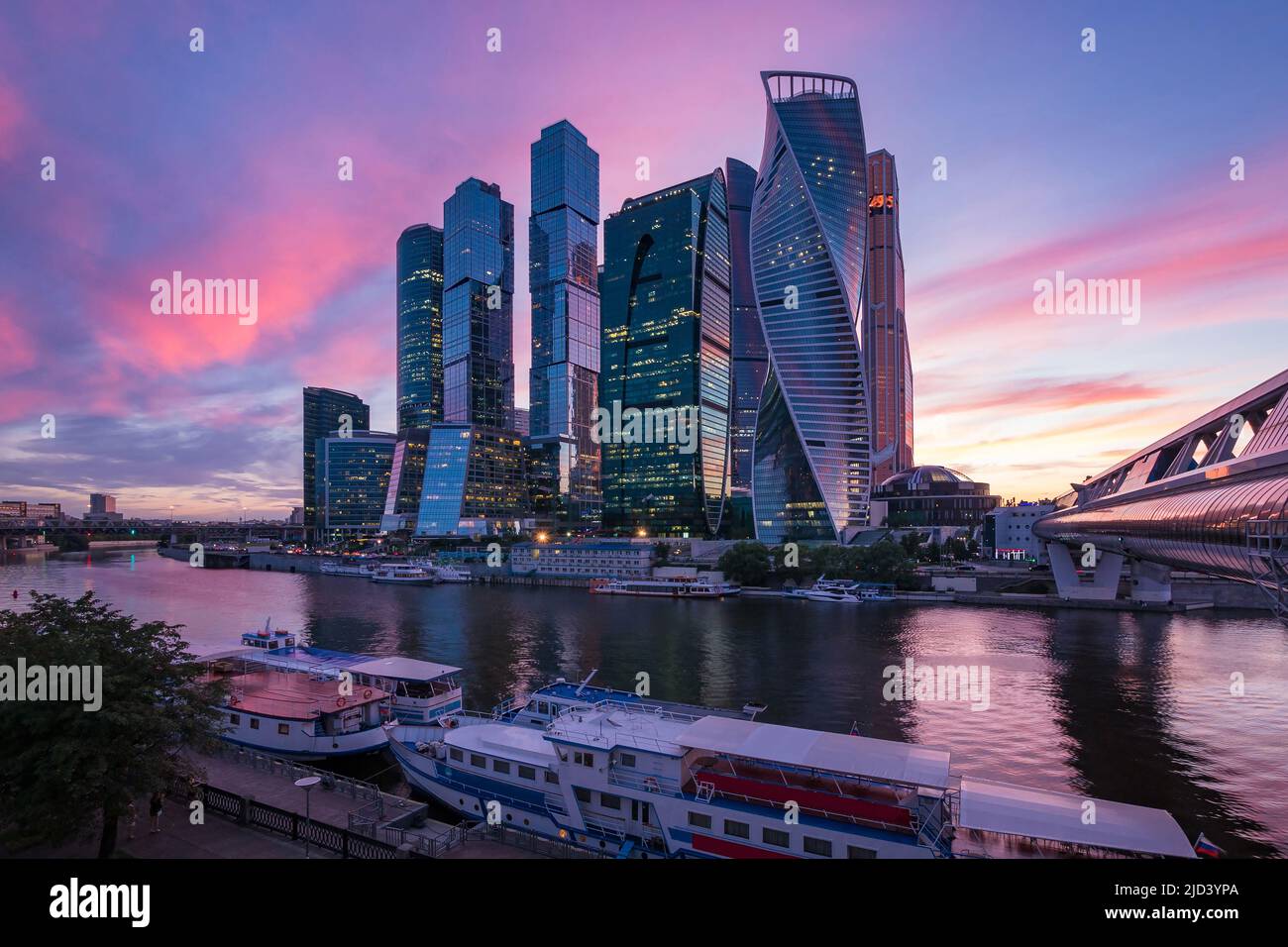 Moderni edifici aziendali al tramonto presso il Moscow International Business Center di Mosca, la capitale e la più grande città della Russia. Foto Stock