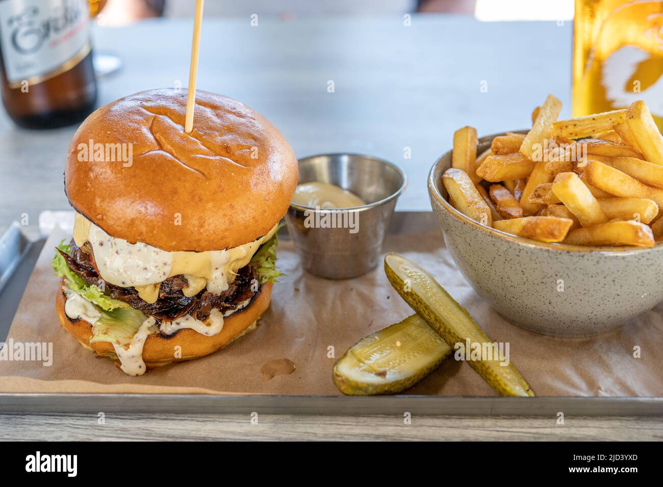 Hamburger pasto servito in un ristorante a Norrköping, Svezia Foto Stock