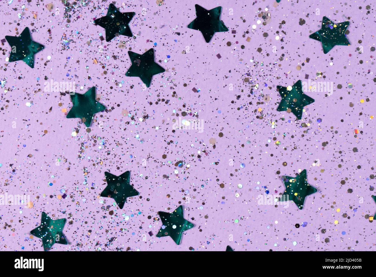 Motivo senza cuciture con le stelle blu sequine su sfondo viola. Foto orizzontale. Carta da parati, texture, sfondo per il tuo design e spazio di copia. Foto Stock