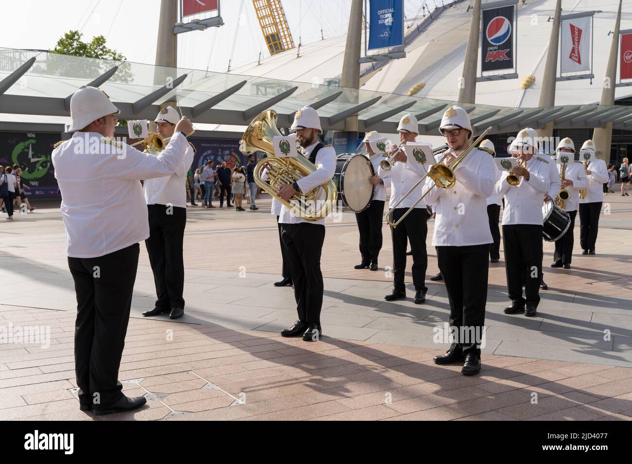 Gruppo di marching che suona a North Greenwich, vicino all'arena O2 in un caldo giorno estivo Inghilterra UK Foto Stock