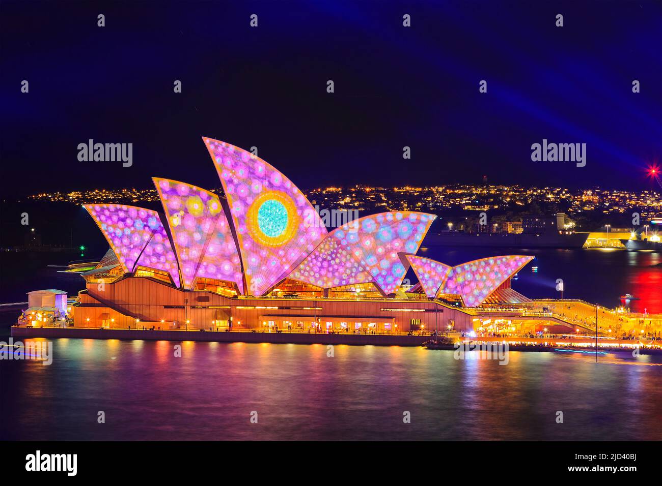 Sydney, Australia, 29 maggio 2022: Sydney Opera House sulle rive del porto di Sydney al Vivid sydney Light Show con luci blu nel cielo e immagine pr Foto Stock