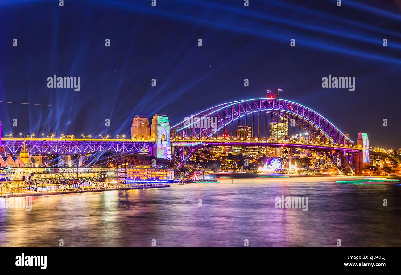 Sydney Harbour Bridge con luci colorate e luminose al Vivid Sydney Light Show Festival - punto di riferimento australiano. Foto Stock
