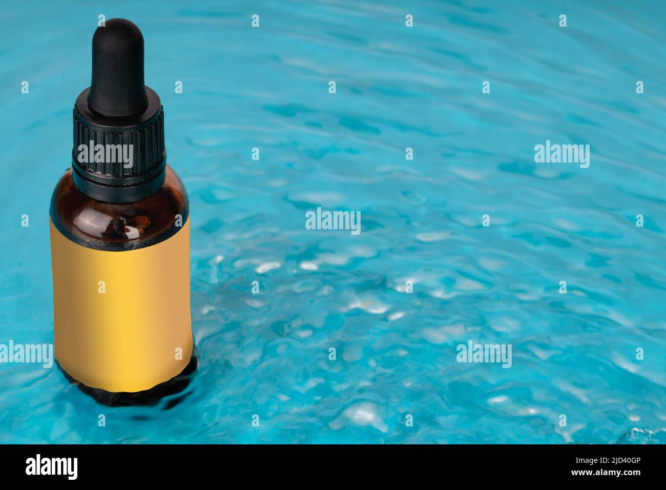 Bottiglia cosmetica sulla superficie dell'acqua. Etichetta vuota per l'etichettatura del mockup. Piscina d'acqua estiva di concetto fresco. Idea di idratazione della pelle, immagine concettuale. Foto Stock