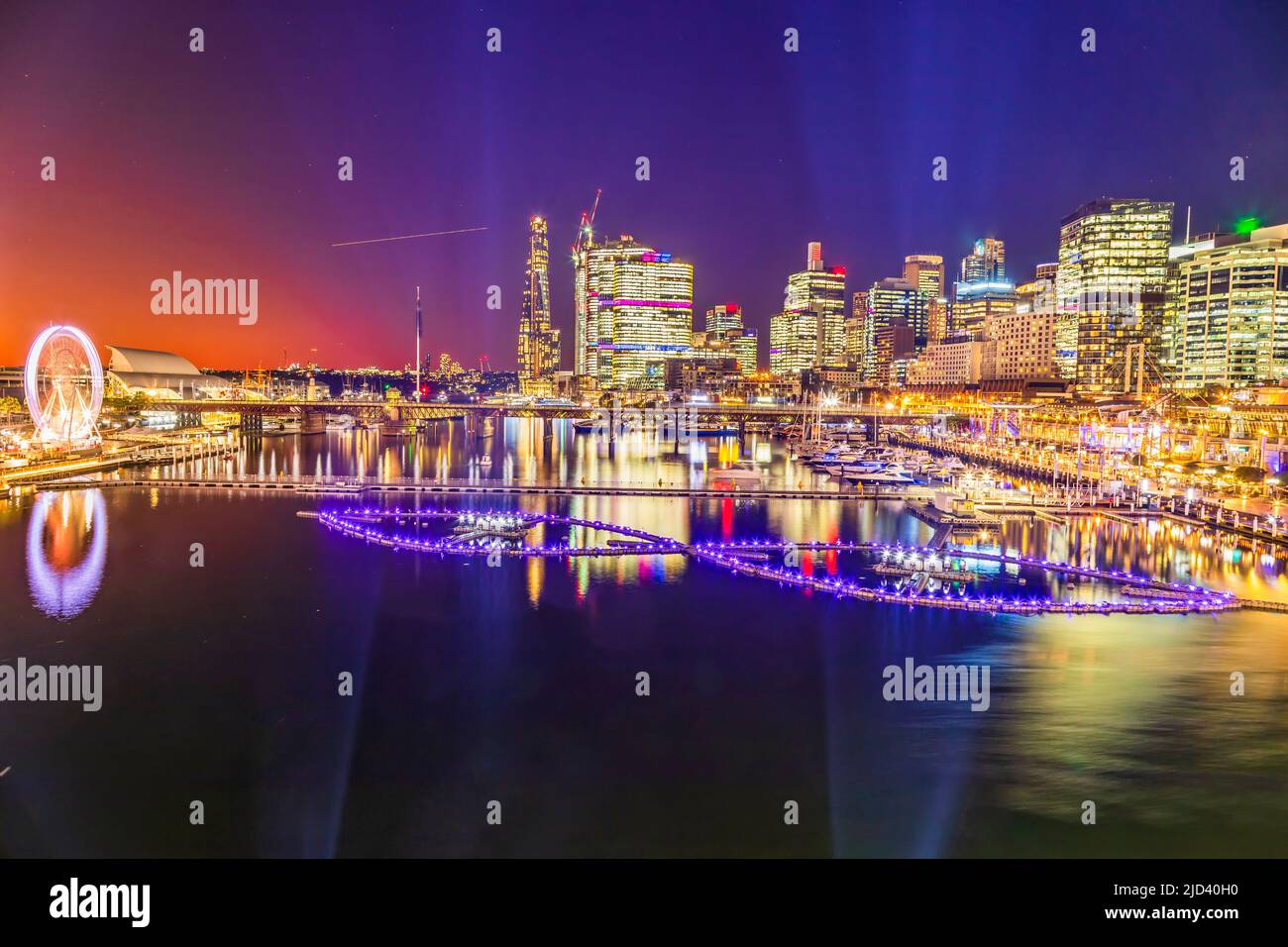 Fontana galleggiante sulle acque del Porto di Darling nella città di Sydney al Vivid Sydney Light Festival. Foto Stock