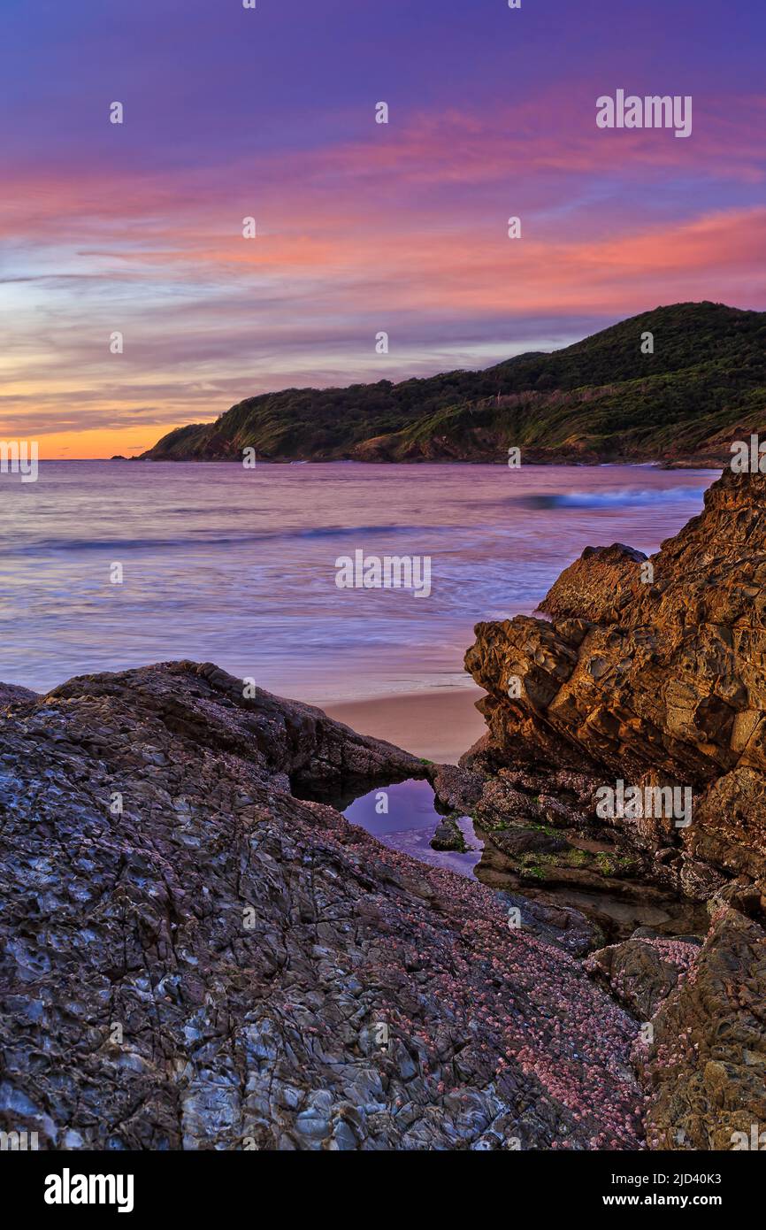 Rocce erose alla spiaggia sabbiosa di Burgess di Forster città costiera dell'Australia - scenico oceano pacifico alba. Foto Stock